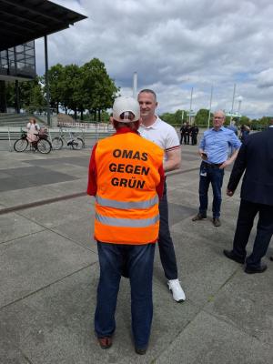 Eine echte Oma gegen Grün...