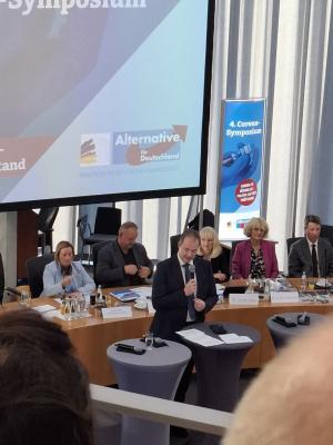 Martin Sichert moderiert ...